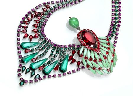 collier verde-rosso, 1968, € 1.000; spilla Vendome € 120