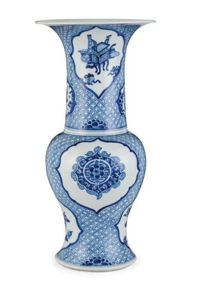 136. UN FINE RARO VASO BIANCO E BLU E ROSSO DI RAME, CINA, DINASTIA QING, EPOCA KANGXI  balaustra dipinto di un bel colore intenso di blu cobalto e decorato con otto cartigli lobati, ciascuno racchiude una decorazione alternata con composizioni di vasi, incensieri e gli otto simboli Buddhisti, una gru in volo ed un grande medaglione stilizzato con ramoscelli e corolle di fiori, sottostante, uno degli otto attributi 'Trigrammi' (ba'gua'), il tutto riservato su un fondo con un motivo reticolato a piccoli rombi e alternate corolle, divisi sul bordo da una fascia geometrica e alla spalla e il piede da due linee blu Alt. cm 44,5 A FINE BLUE AND WHITE COPPER RED PORCELAIN YENYEN VASE, CHINA, QING DYNASTY, KANGXI PERIOD Stima € 13000 - 15000 - See more at: http://www.wannenesgroup.com/lotto.php?type=2&id_asta=192&perpage=48&page=3&id_lotto=30209#sthash.py6B3QH3.dpuf