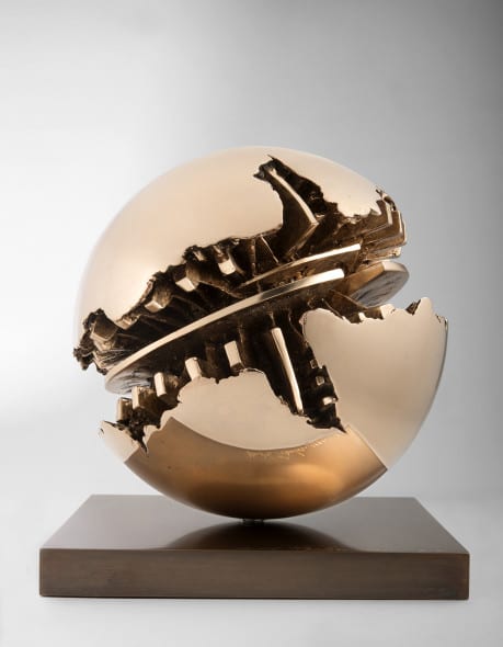 LOTTO 265 Arnaldo Pomodoro "Sfera", 1991 scultura in bronzo lucidato, diam. cm 18, base cm 20x20 Firmata e numerata sulla base es. P.A. (9 esemplari più 2 p.a.) Provenienza: Collezione privata, Milano L'opera è accompagnata da certificato di autenticità su fotografia rilasciato dall'Archivio Arnaldo Pomodoro, Milano con il n.655 Valutazione: € 48.000,00 / € 60.000,00