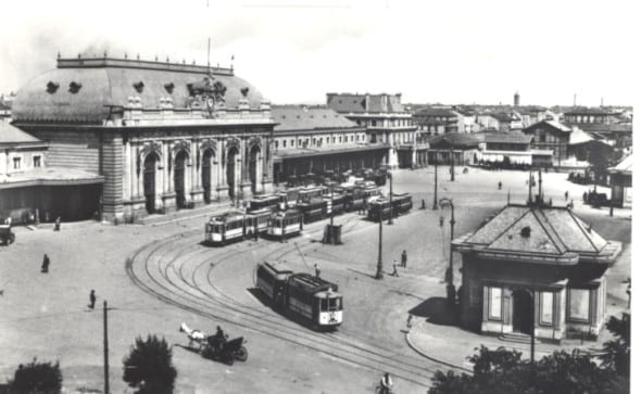 La vecchia Stazione Centrale in corrispondenza dei bastioni tra le porte Nuova e Orientale (attuale piazza della Repubblica)