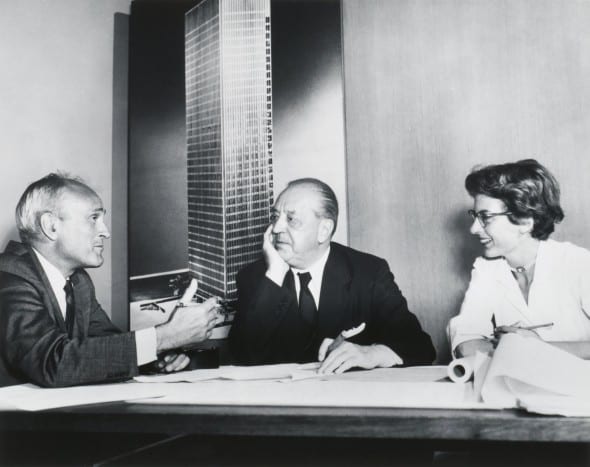 Philip Johnson, Ludwig Mies van der Rohe e Phyllis Lambert davanti ad un'immagine del modello del Seagram Building, New York, 1955