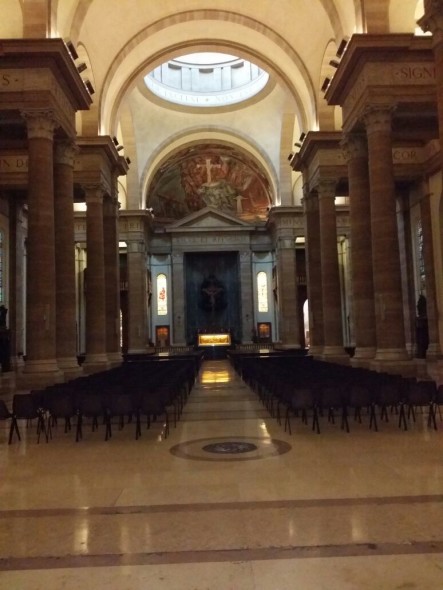 L'interno della chiesa di Sant'Eugenio a Roma, poco prima delle esequie di Micol Fontana - ArtsLife)