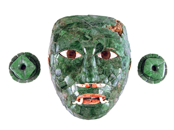 Maschera funeraria con ornamenti per le orecchie Calakmul, Campeche Periodo Classico Tardo (600 – 900 d.C.) Giada, ossidiana e conchiglia (Pinctada mazatlánica e Spondylus princeps) INAH. Museo Arqueológico de Campeche, Fuerte de San Miguel. San Francisco de Campeche, Campeche