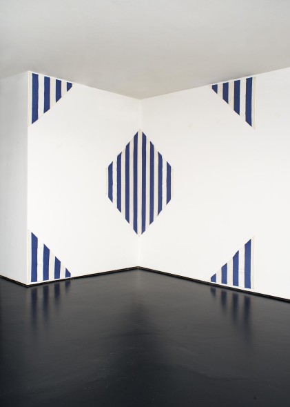 daniel-buren-riflesso-une-peinture-en-cinq-parties-pour-deux-murs-1980