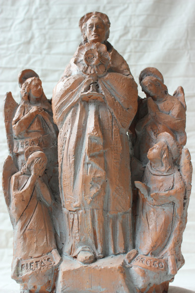 Don Marco Melzi, S.Giuliano Eymard con 4 Angeli della preghiera e scritta Pietas Prego Terracotta grezza Bozzetto scultoreo cm 48x30x15