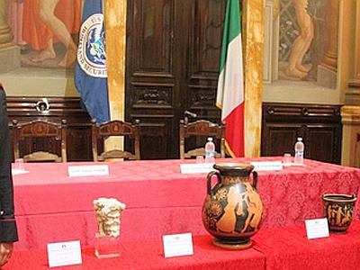 Beni culturali, gli Usa restituiscono all’Italia sette opere d’arte trafugate