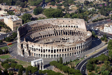 Colosseo: arrivano i ponteggi, restauro partirà a ottobre