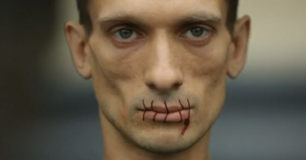 Artista russo si cuce la bocca per le Pussy Riots