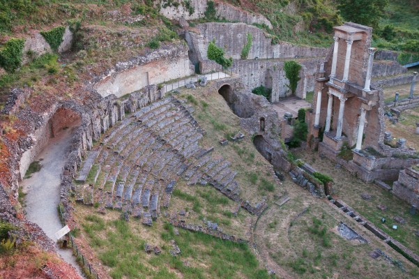 Philippe Daverio e Luca Nannipieri per salvare il Teatro Romano Volterra‏