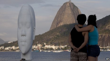 Scultura gigante di Jaume Plensa sulla spiaggia di Rio
