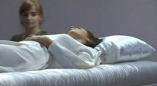 La bella addormentata di Polataiko svegliata dal bacio di una donna