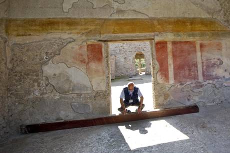 Pompei – Cede una trave nella Villa dei Misteri