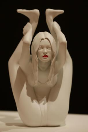 Kate Moss contorsionista in una scultura
