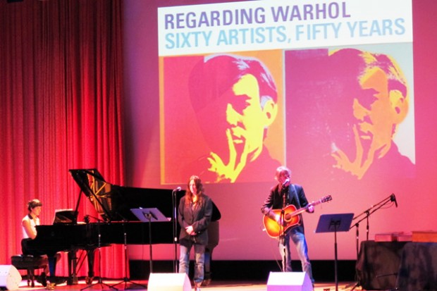 Patti Smith canta all’inaugurazione della mostra su Warhol
