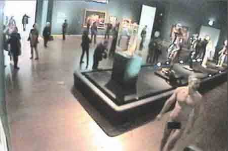 Vienna – Scandalo al museo: uomo nudo in sala