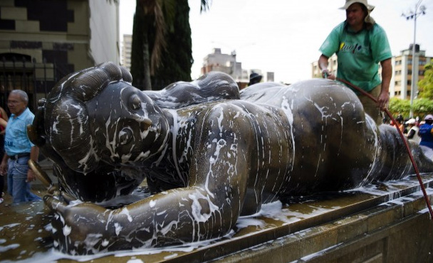Le sculture di Botero si fanno la doccia