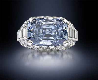 Un raro diamante blu venduto da Bonhams a £6,201,250