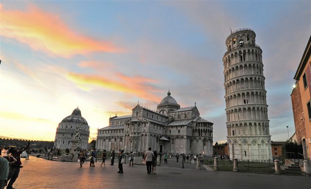 La torre di Pisa di notte