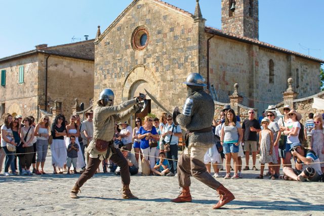 Tra dame e giullari di corte: il Medioevo rivive a Monteriggioni