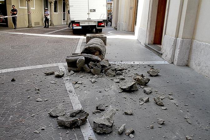 Padova – Manovra sbagliata: furgone distrugge la Statua della Gatta