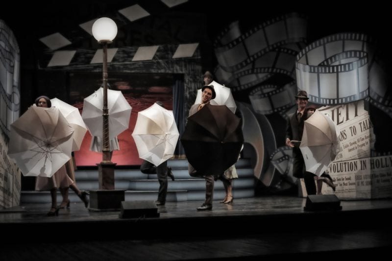 Cantando sotto la pioggia: il cinema degli anni ’20 in musical al Teatro Carcano
