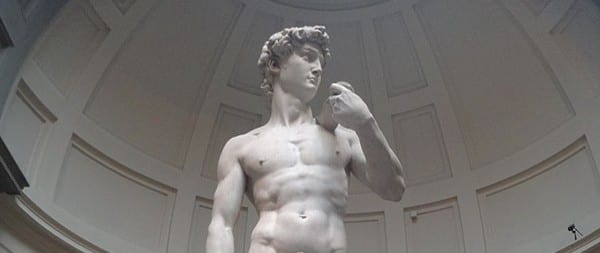 Ginocchia fragili: preoccupazione per il David di Michelangelo