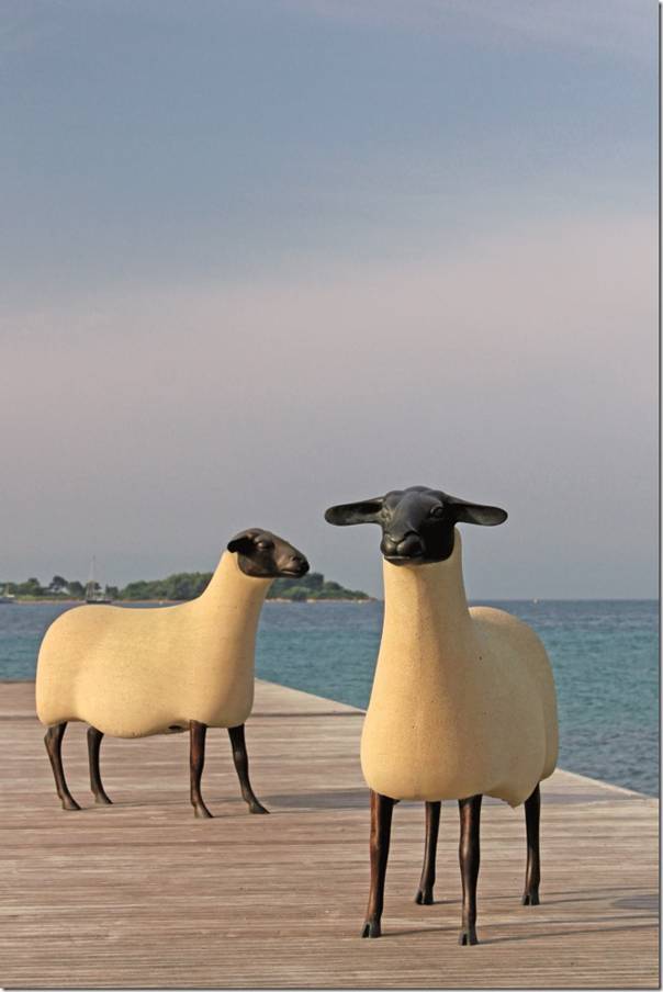 Due pecore di François-Xavier Lalanne all’asta a Cannes