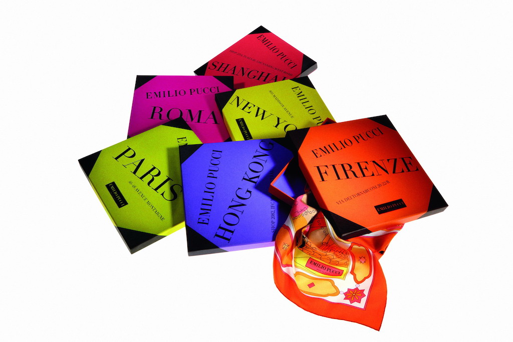Cartoline dal mondo in sei nuovi foulard griffati Emilio Pucci