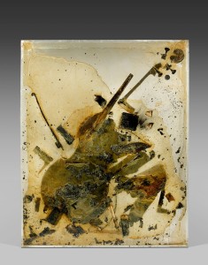Arman, Sans titre (Colère de contrebasse), 1971, combustion de contrebasse brisée dans résine polyester et plexiglas, 200 x 160 x 22 cm, adjugé frais inclus 174 200 € / 187 557 $ (estimation : 150 000 – 250 000 €).