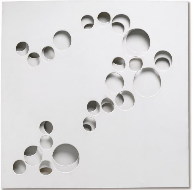 Paolo Scheggi record da Sotheby’s. €1,6M per Intersuperficie Curva Bianca. Totale 19.7M€