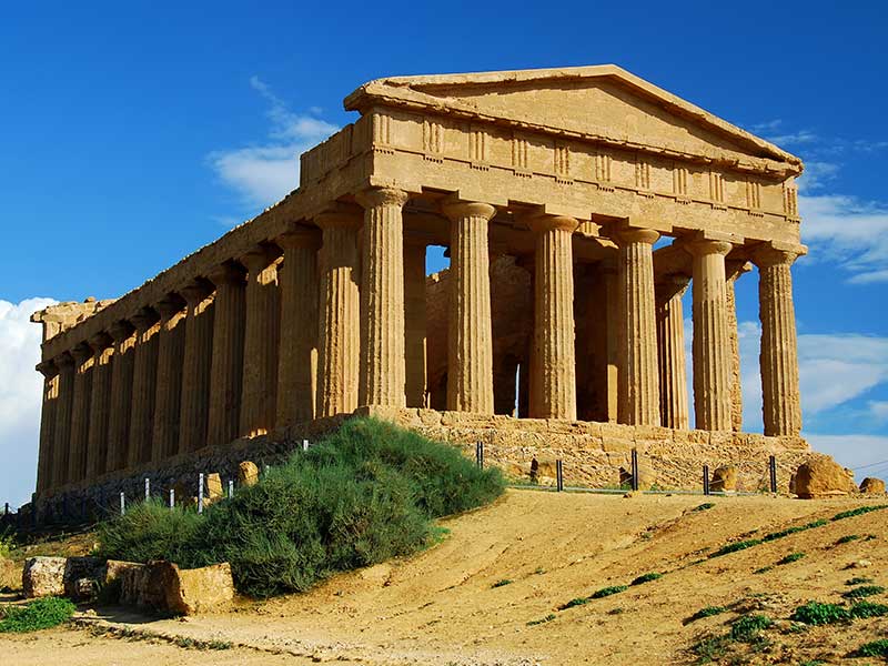 Valle dei Templi. Cavillo blocca demolizione edifici abusivi