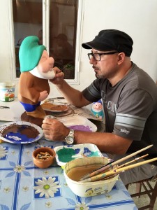 Giuseppe Veneziano in studio a Riesi dipinge uno dei nanetti dell'installazione