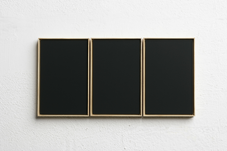 Fabrizio Parachini, Trittico NO107, acrilico su MDF, 2 x13,7cm. (tre elementi), 2007. Courtesy Theca Gallery Milano