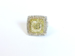 Anello in oro giallo, oro bianco e diamante paglierino - diamante taglio a cuscino ct 5,50 circa, diamanti taglio a brillante incolori e gialli ct 2,50 circa, gr 14,5 Valutazione: 28.000,00 / 30.000,00 €