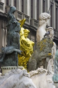 Jeff Koons Pluto and Proserpina, 2010-2013 Arengario di Palazzo Vecchio. Acciaio inox lucidato a specchio con rivestimento in colore trasparente e piante fiorite/ mirror-polished stainless steel with transparent color coating and live flowering plants 327.7 x 167 x 143.8 cm / 129 x 65 3/4 x 56 5/8 inches © Jeff Koons Photo: Serge Domingie
