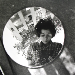 Autoritratto, giugno 1953 © Vivian Maier/Maloof Collection, Courtesy Howard Greenberg Gallery, New York.