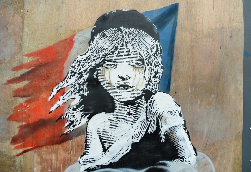 Cosette in lacrime: nuova opera di Banksy per i migranti