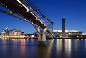 Tate Modern in background, Millennium Bridge, London, England, Vereinigtes Königreich