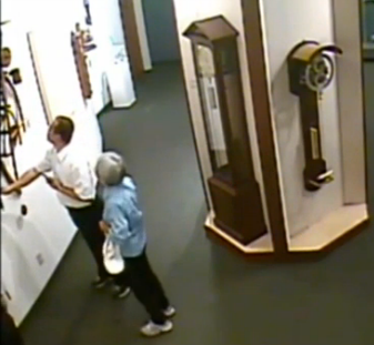 Visitatore distrugge un orologio antico esposto in un museo