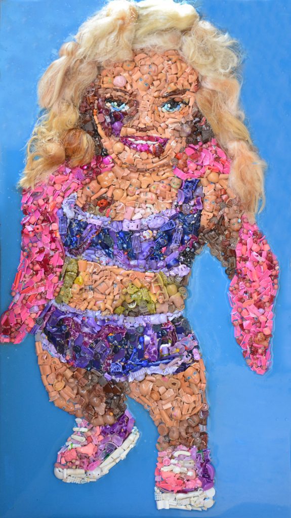 Barbie-Nana-Tumefatta-Oggetti-Barbie-e-resina-su-tavola-56-x-100-cm-2016