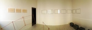 Elena Modorati, Sacello, rame, cera e carta giapponese (sinistra) + Christiane Beer, Gestern unterwegs, grafite, acrilico su carta e cemento (destra), 2016_ Theca Gallery Milano