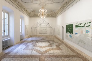 Una casa in fil di ferro 1975. Courtesy Galleria Massimo de Carlo Nella stalla della sfinge (trittico) 1980-1981. Courtesy Galleria Massimo de Carlo Acrobata Clandestino, 1988. Courtesy Galleria Massimo de Carlo
