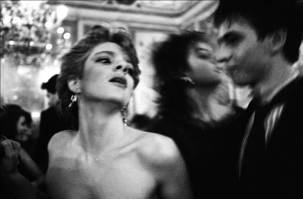 © Letizia Battaglia – Il Ballo, Festa di Capodanno a Villa Airoldi, 1985 – Courtesy l’artista