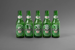 Tracey Emin (1963) & Sarah Lucas (1962) Cinq Bouteilles de bière Heineken, 1993 Bottiglie di birra 8,5 x 5,5 cm Firmato e datato dalle artiste Provenienza Analix forever, Ginevra Collezione privata Stima: € 4.000 - 6.000 Venduto: € 3.000 Finarte