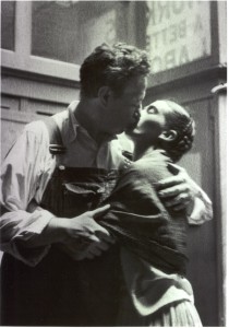 Diego & Frida Caught Kissing © Lucienne Blosh