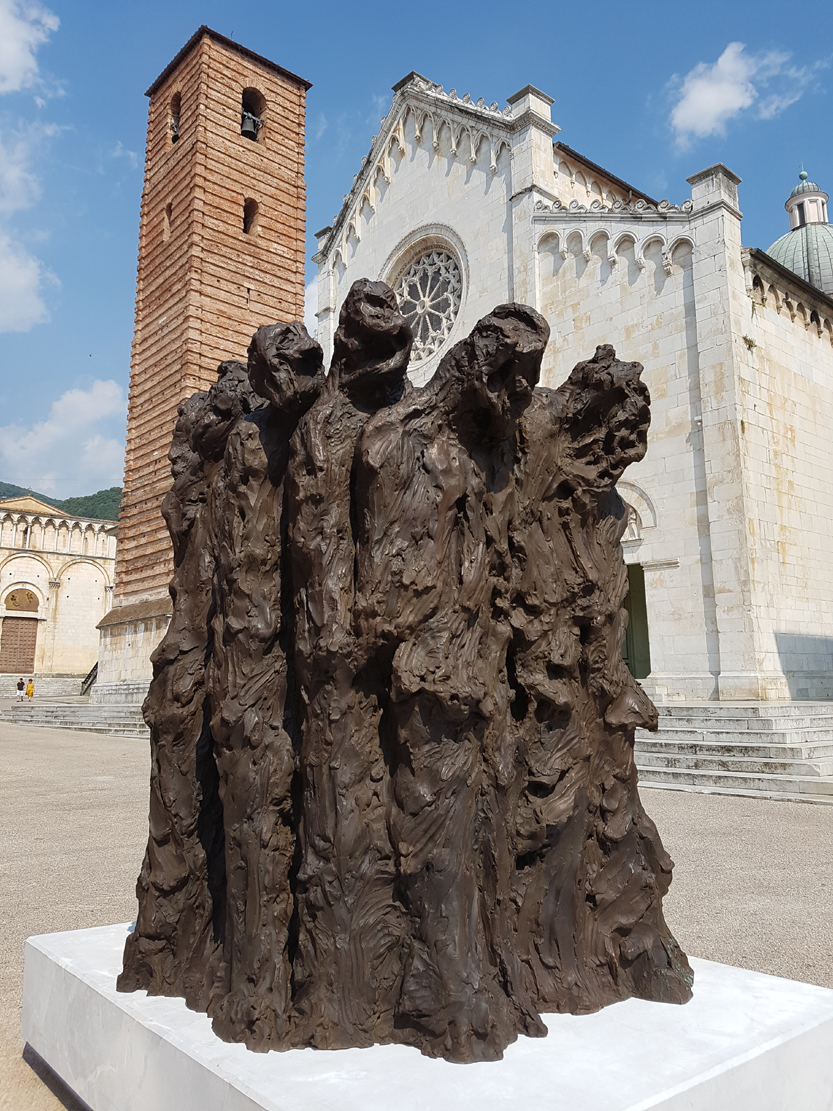 La Folla di Sorensen invade Pietrasanta, bronzo brutale e crudo marmo
