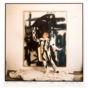Nella foto Steve Martin fotografato da Annie Leibovitz come parte di un dipinti di Franz Kline