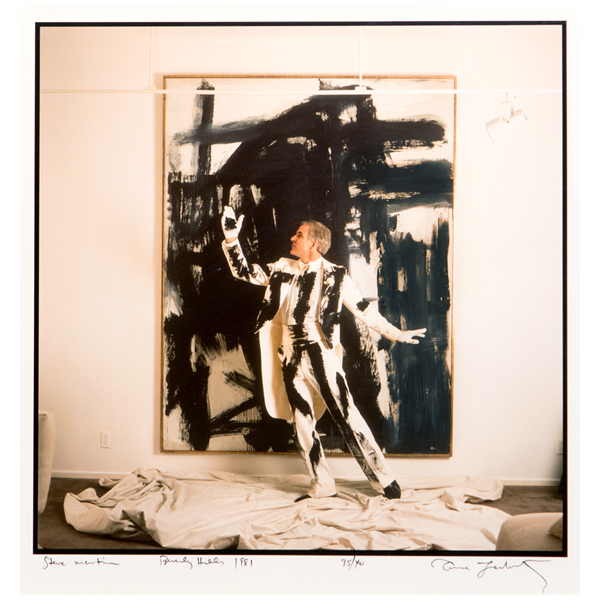 Nella foto Steve Martin fotografato da Annie Leibovitz come parte di un dipinti di Franz Kline