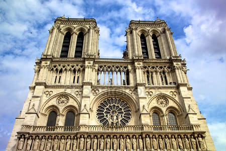 Notre Dame de Paris chiede aiuto agli USA