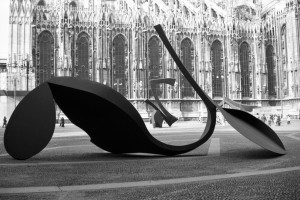 ContinuitaÌ€ e Gesto per la libertaÌ€ esposte in Piazzetta Reale a Milano nel 1974 (fotografia di Enrico Cattaneo)